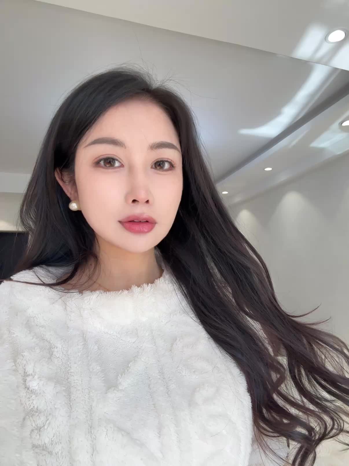 一个人活明白了，就只在乎三件事，我的钱， 我的健康，我内心的平静，谁影...