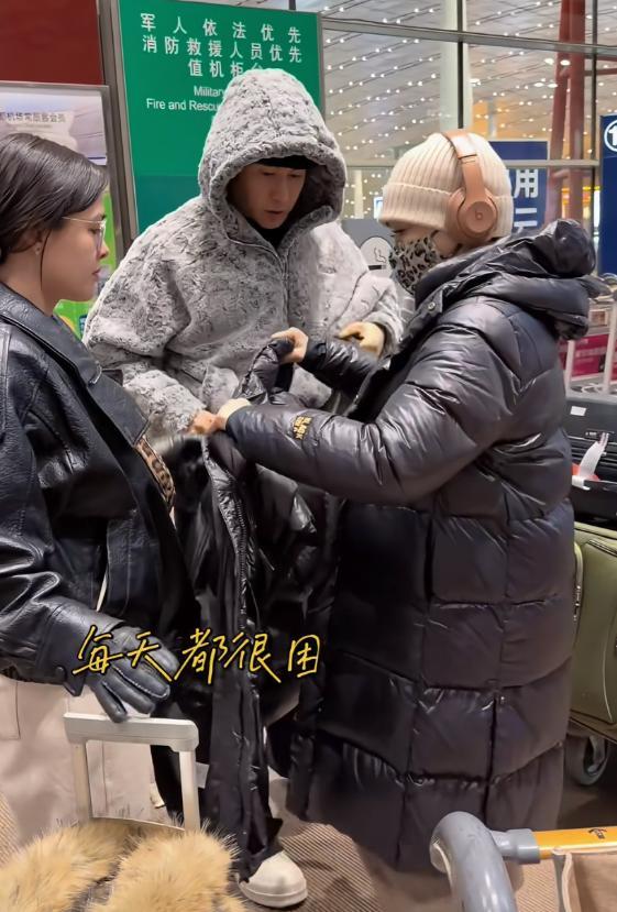 我劝你别再拿血缘定义亲情，那东西一文不值。
零下十度，机场的风像刀子一样刮。
那