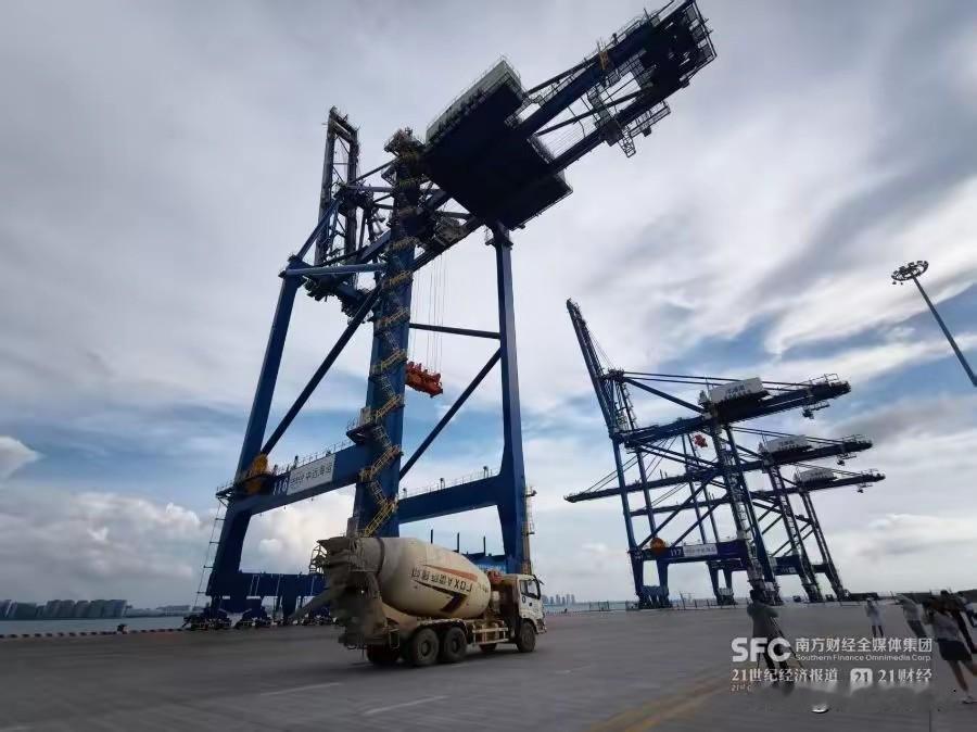 洋浦港堪称海南发展的秘密引擎，它背后的国家战略意义重大。
近年来，洋浦港展现出惊