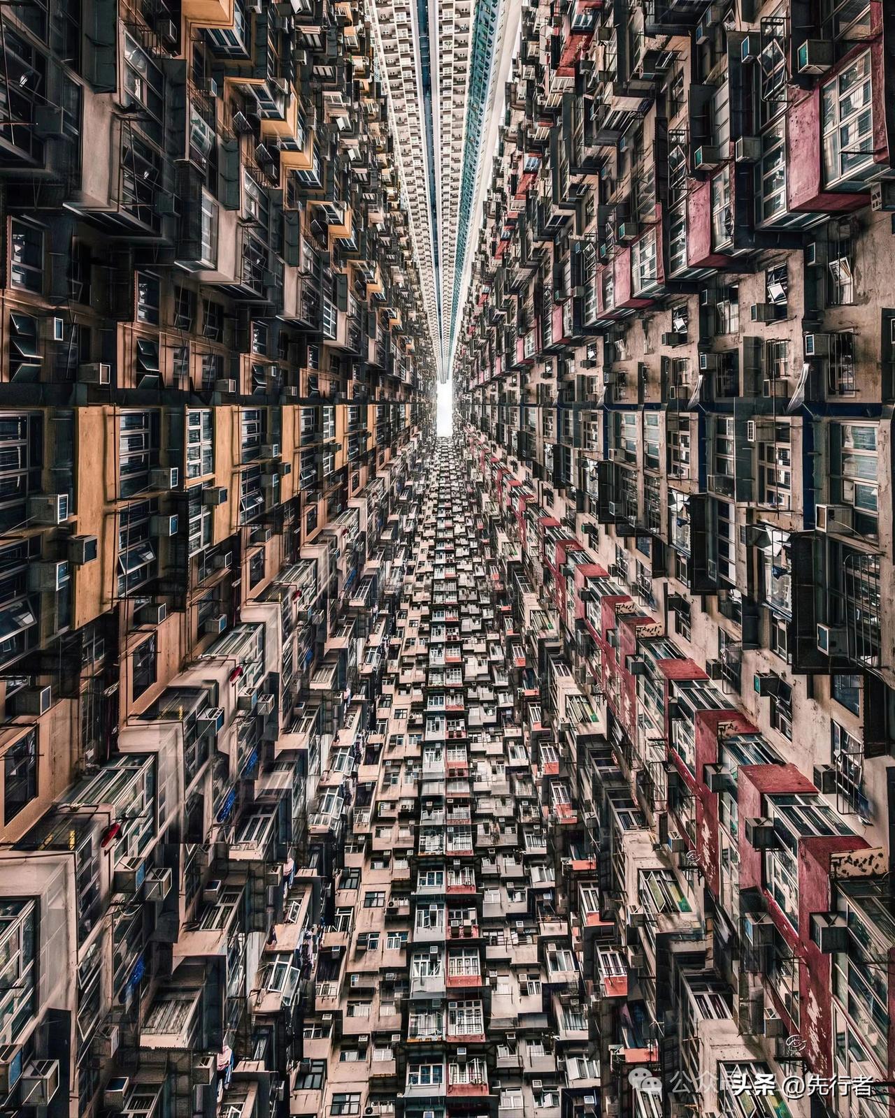 香港怪兽大厦｜极致拥挤的城市肌理
香港的密度令人震撼。
香港，是一座极致密度与独