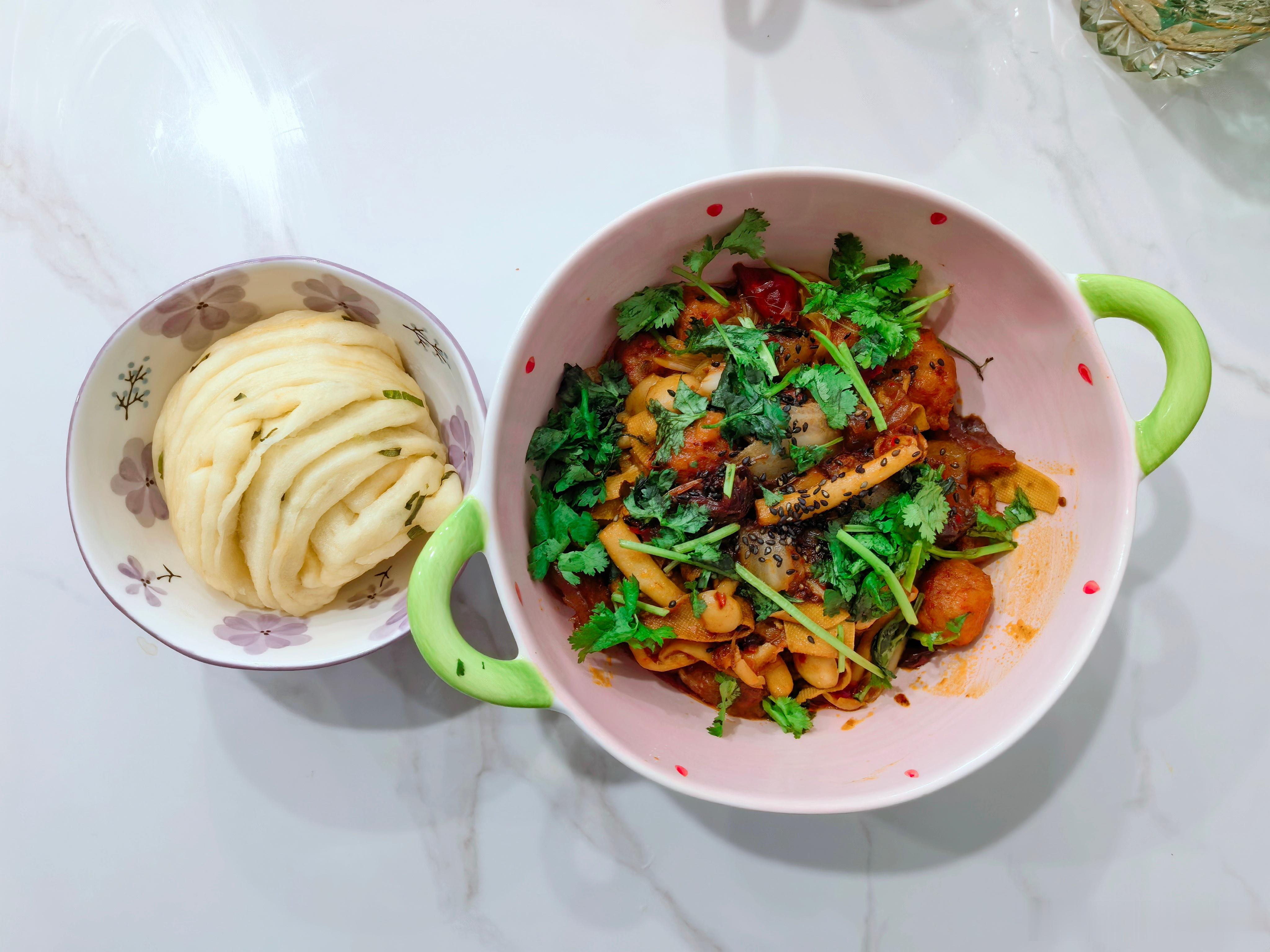 今日午餐 没啥胃口，弄了一盘麻辣拌，配上一个花卷，今天午饭结束。 