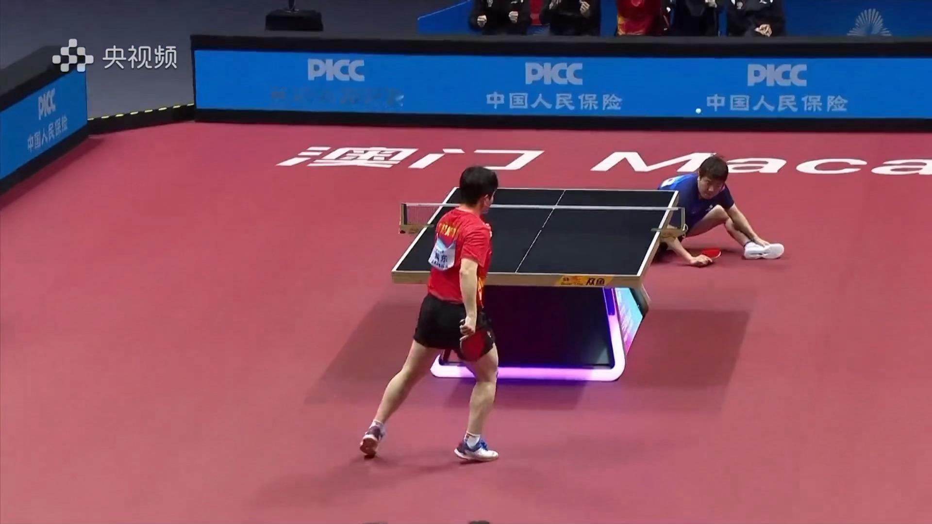 小胖目前2-1领先梁靖崑！第三局赢得比较轻松。