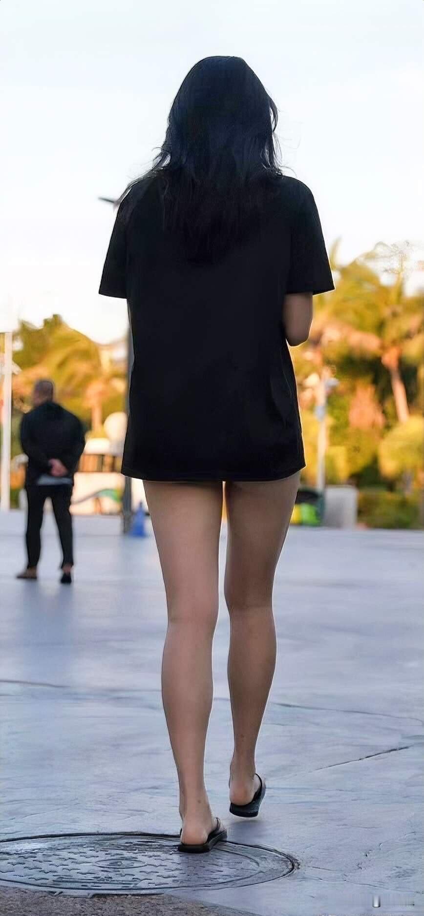 美女👩🏻‍🦰天亮出门。为博眼球，穿着清凉，心理素质极其强大。话说，苍蝇不叮