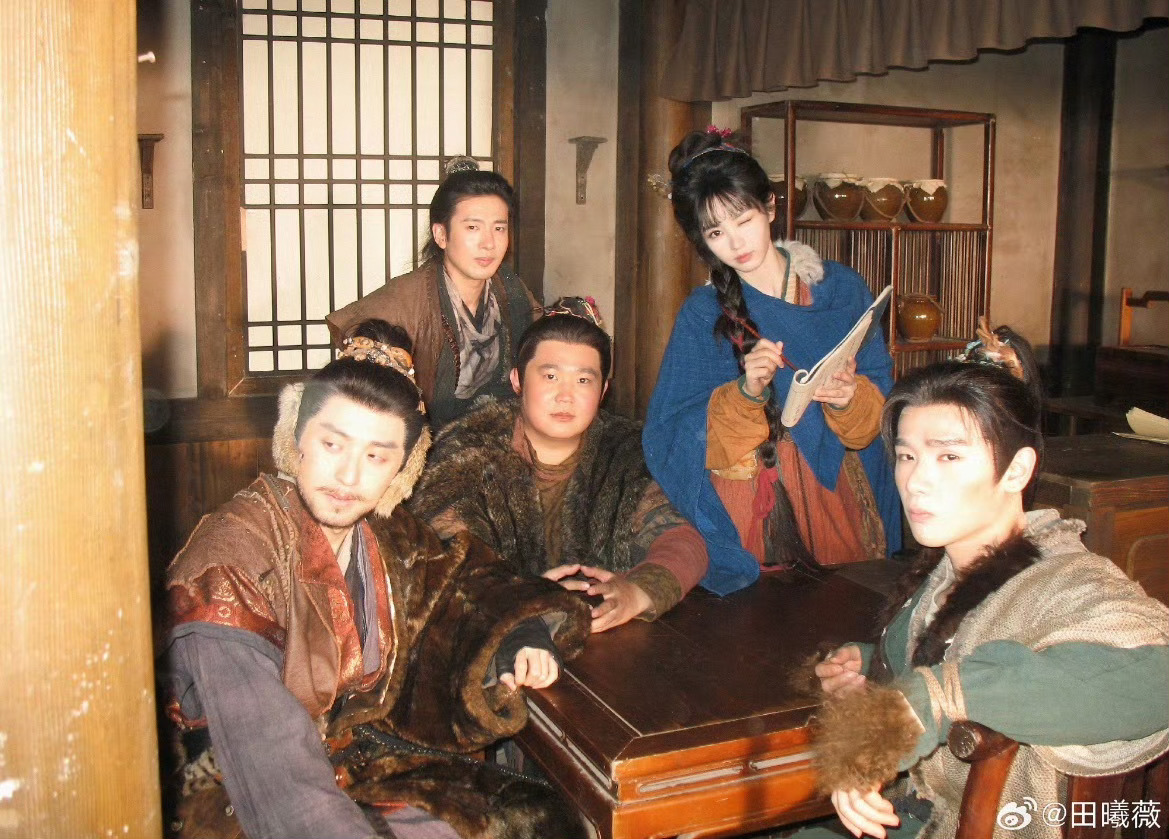 田曦薇晒与张凌赫头纱合照田曦薇太体面了，发了跟所有人的合照女宝就是这么好，这么认