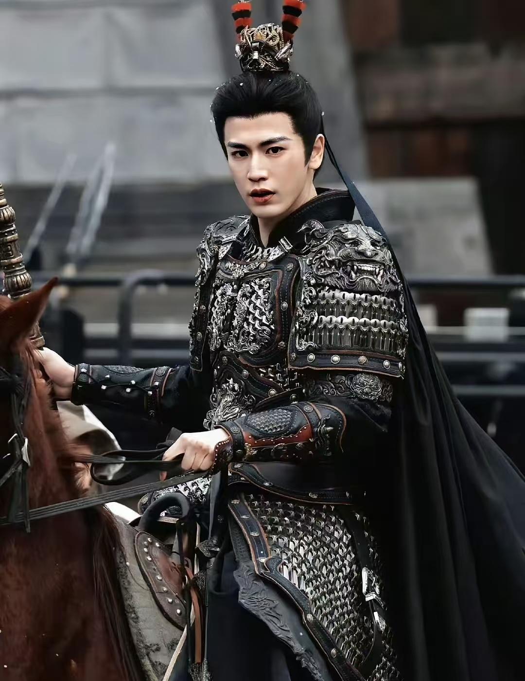 同样都是将军骑马。呃，虽然觉得雉鸡翎将军粉底太厚，但这俩放一起比的话，还是粉底液