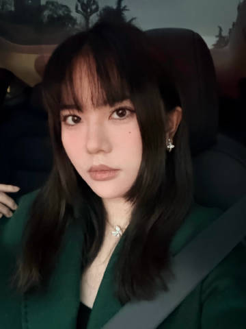 真疯了 化妆化成这样 假睫毛都贴了<br />准备晚上吃个饭 然后去英...