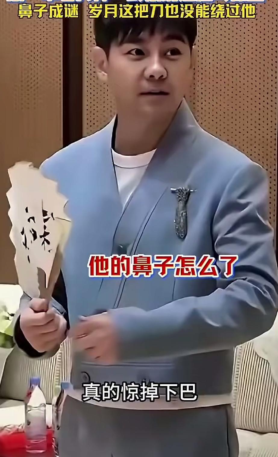 52岁的林志颖，长胖了好多，脸蛋鼻子耳朵都跟着大了一圈，只有笑起来还有点像原来的