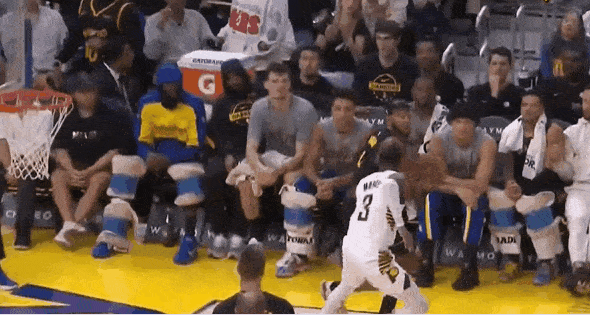 神奇！穆迪压哨3+1点燃勇士替补席！
在NBA常规赛勇士对阵步行者的第三节比赛最