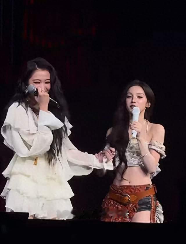 宋雨琦演唱会大型乌龙现场，粉丝冲着鹿晗进场，结果迎来关晓彤
