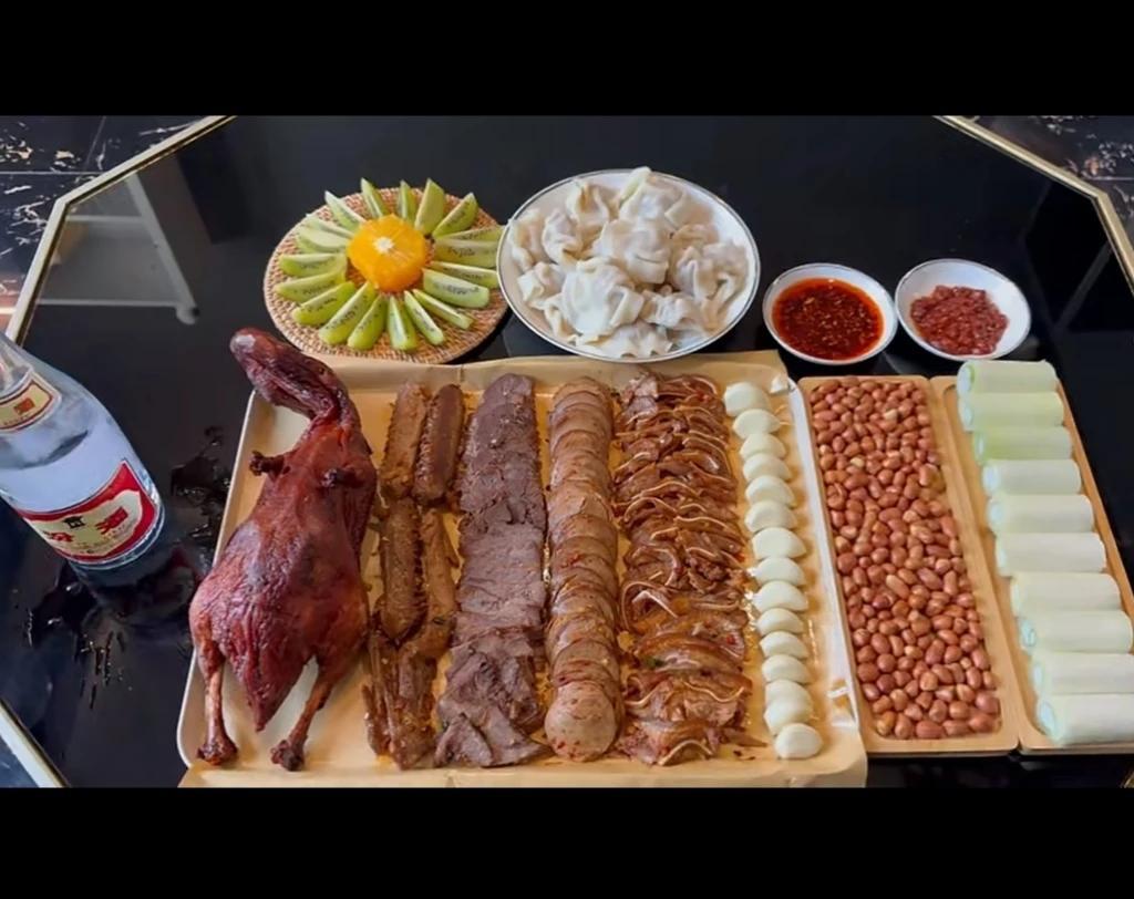 最近我喜欢看有的男的下班了，买些肉，花生，一个人又吃又喝。
我曾经也模仿了一段时