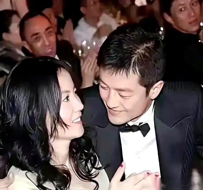 说起李亚鹏，有两个镜头，简直没法放一块儿看。 第一个镜头，是当年。人山人海里，他