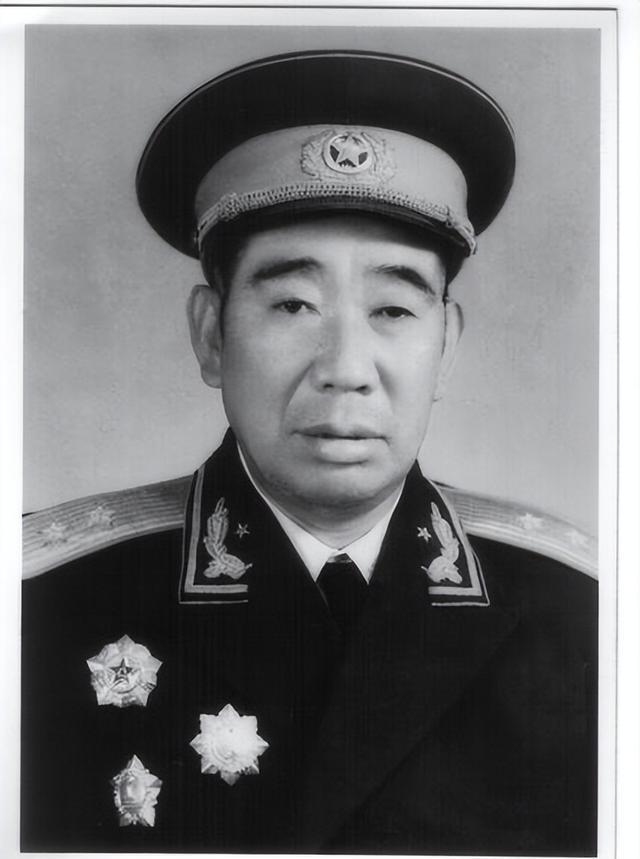 1955年授衔前，杨国夫自己估摸着能评个少将就不错了。可结果一公布，他竟与多位纵