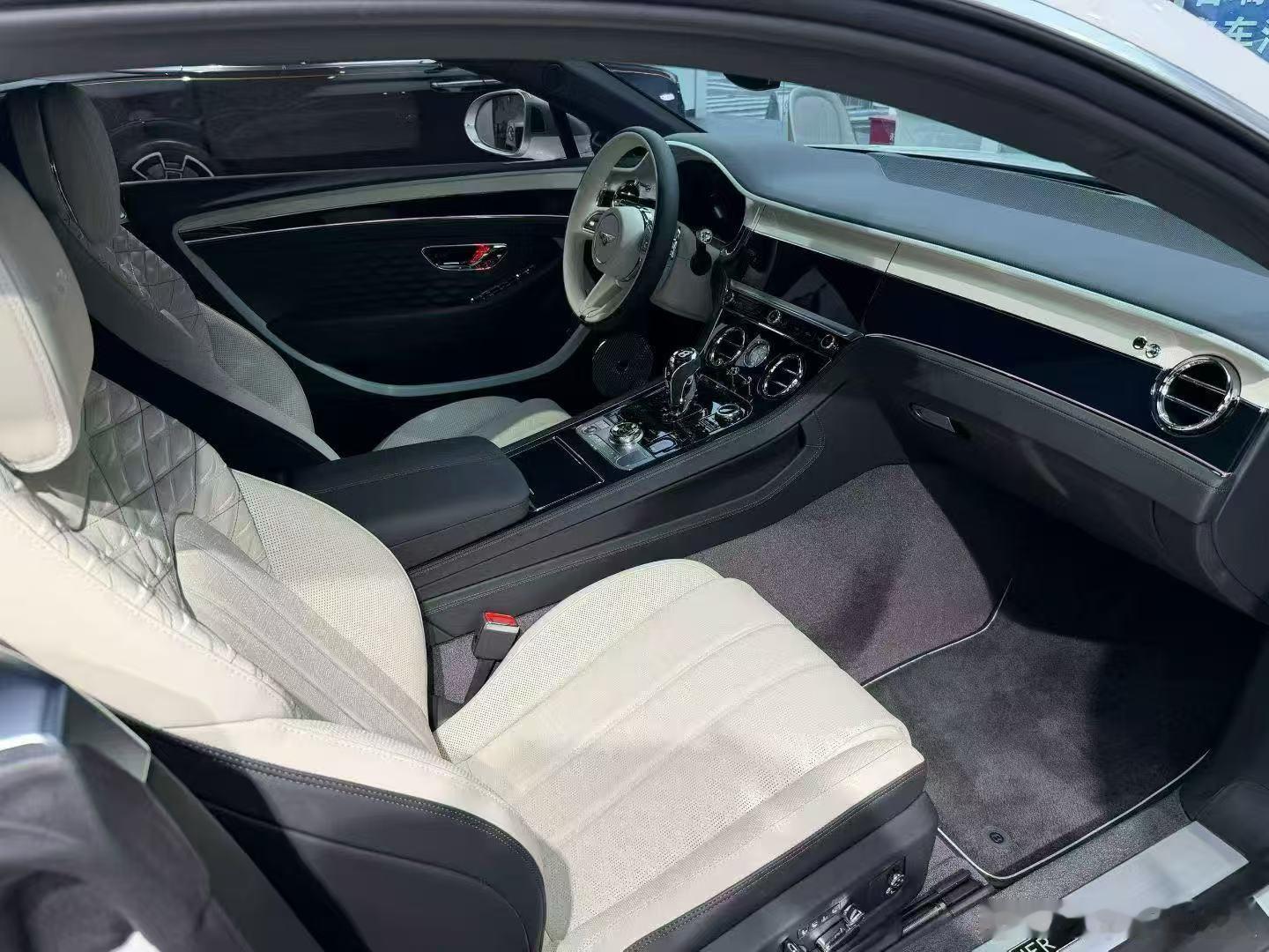 2025款宾利欧陆GT Mulliner 白白大满配2025年6月上牌 1000
