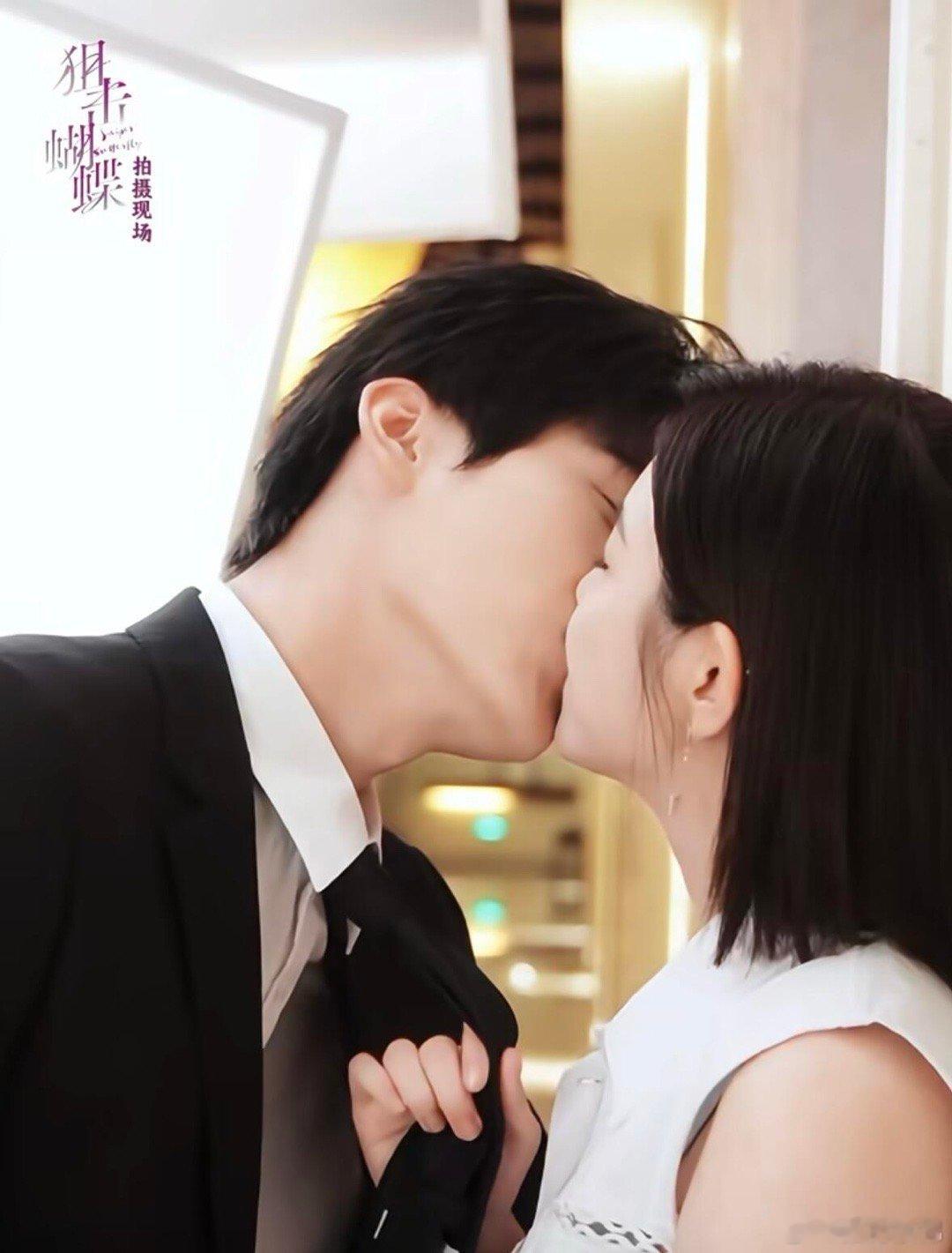 狙击蝴蝶导演好会拍 吻戏美学天花板非他莫属！51秒坐腿吻的压迫感与青涩感并存，衣