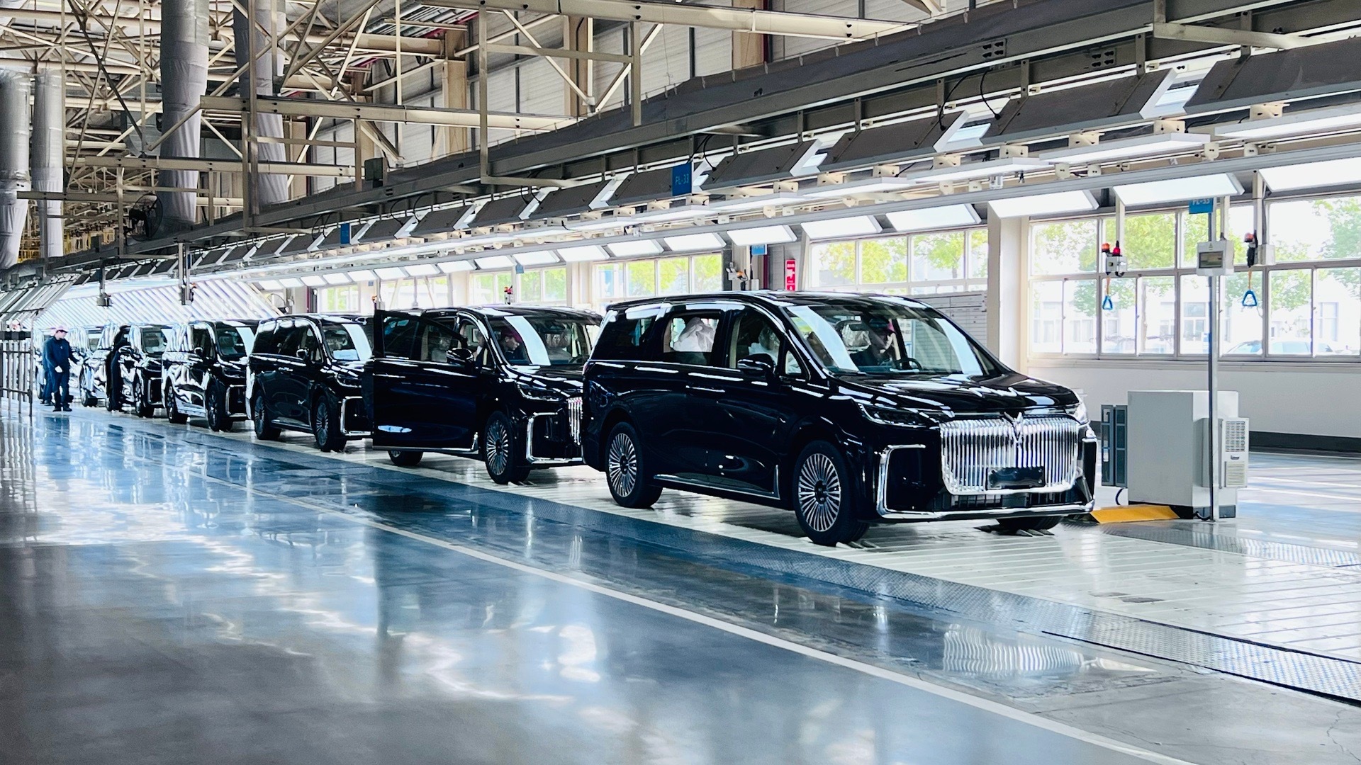 岚图梦想家20万台下线，推出冠军版另外，岚图汽车（07489.HK）确定于202