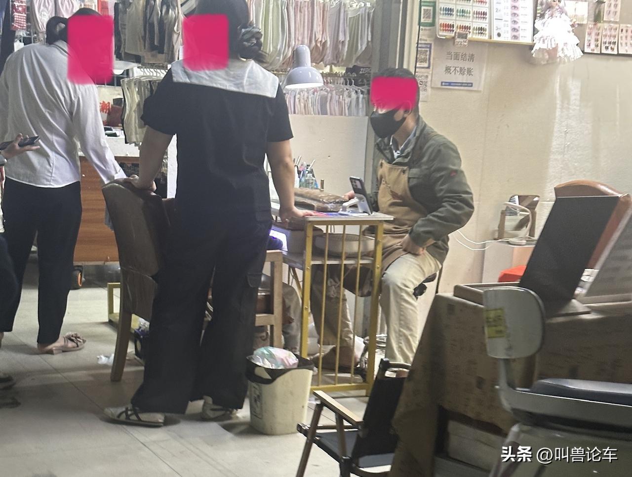 长这么老第一次看见男美甲师！问在座各位漂亮姐姐，你们去美甲愿不愿意给男托尼老师美