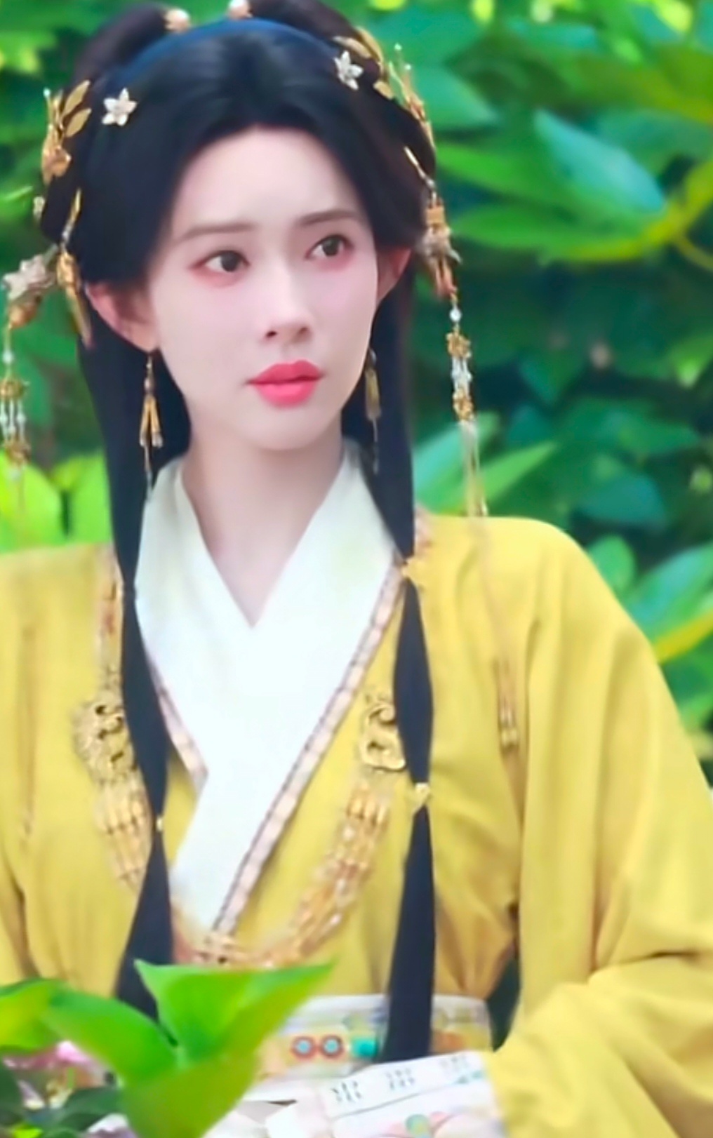 我觉得比起单纯夸孟子义这套黄衣路透有多灵动少女感，更有意思的是孟子义现在这张“过