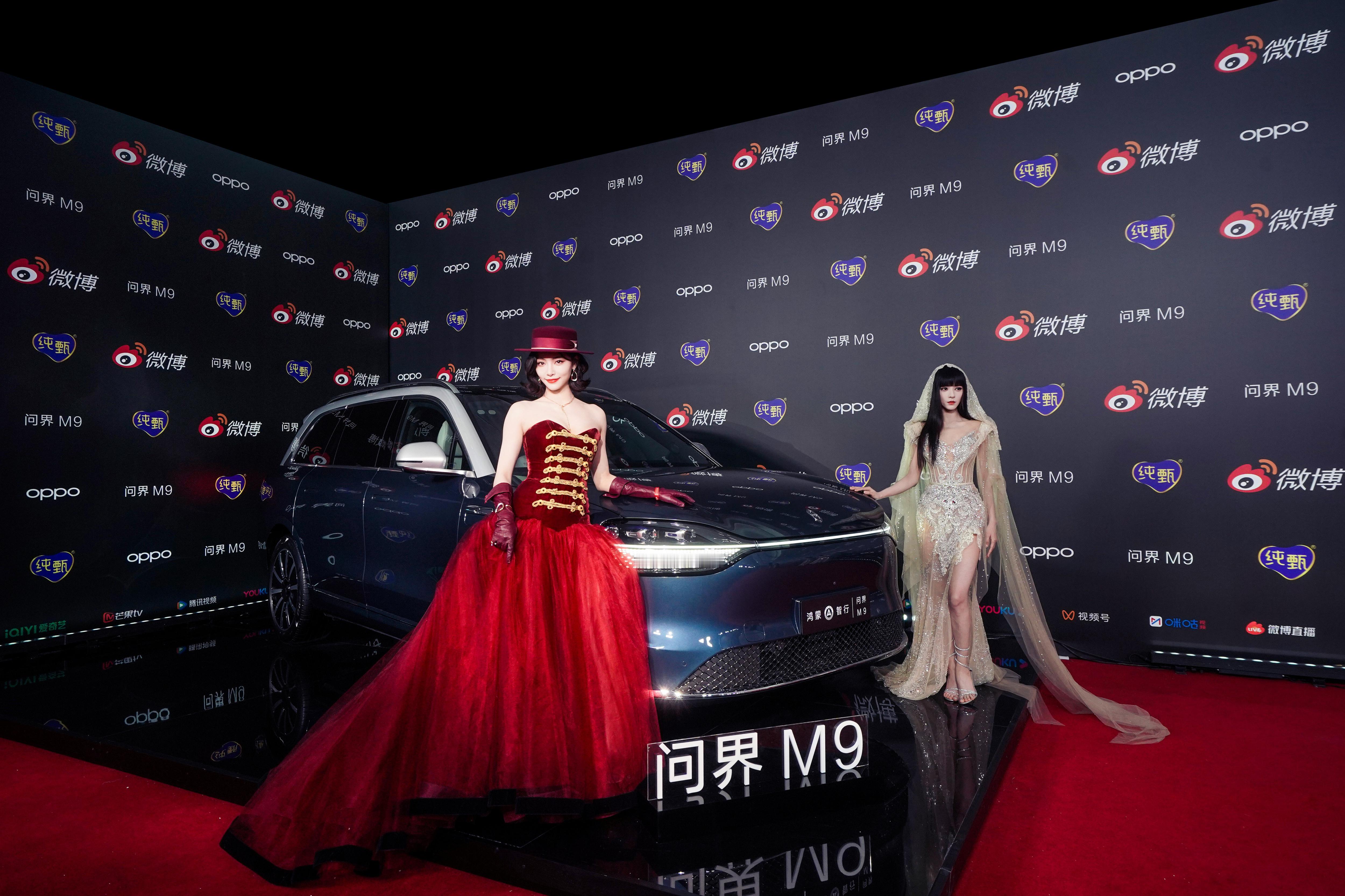 论微博之夜明星们最抢手的时尚单品，当属问界M9。中，M9和明星们合影的每一个角度