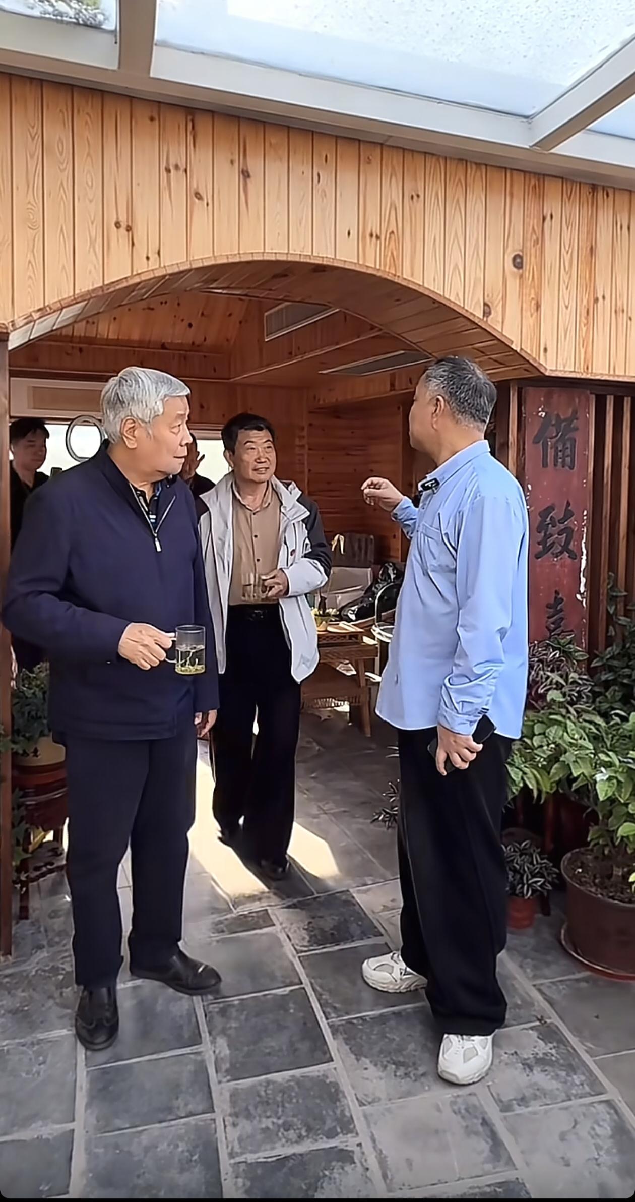 沈巍说“直播要搞起来，哪怕只有五六个人。”身旁的几位都表示赞同。沈巍的思想放开了