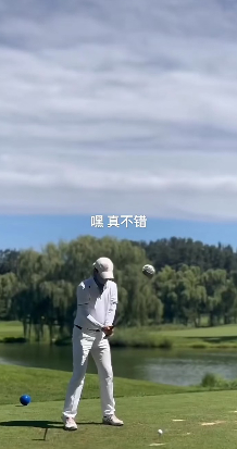 #网友偶遇张杰打高尔夫# 我的天！再次对张杰的精力和体力刷新了认知！刚刚连开完八