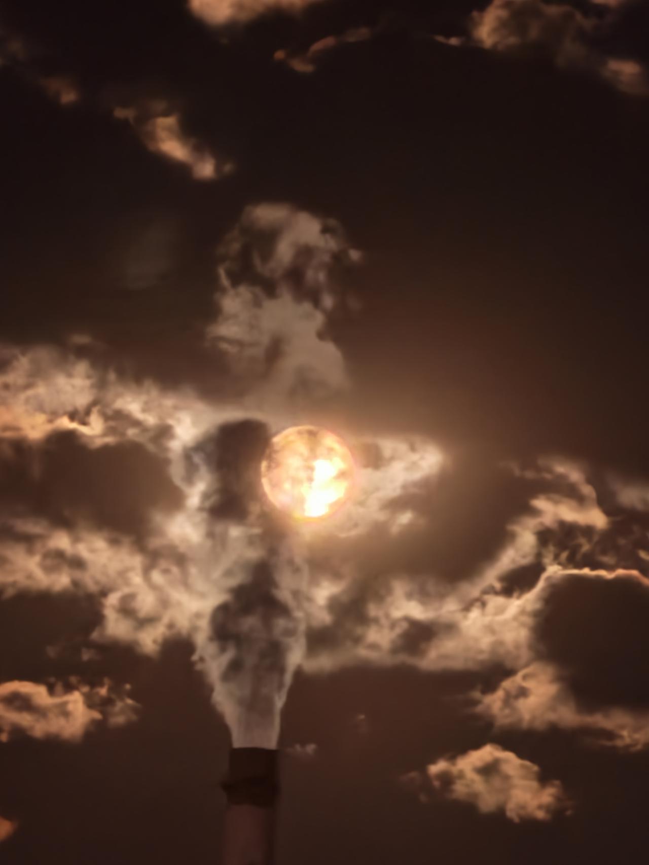 今夜，用手机随拍的。

一轮圆月悬在阜新的夜空，老电厂的烟囱静静伫立。

烟云袅