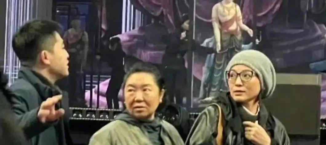 曾经的央视一姐
现在却成了路人甲，
大家看出来是谁了吗？