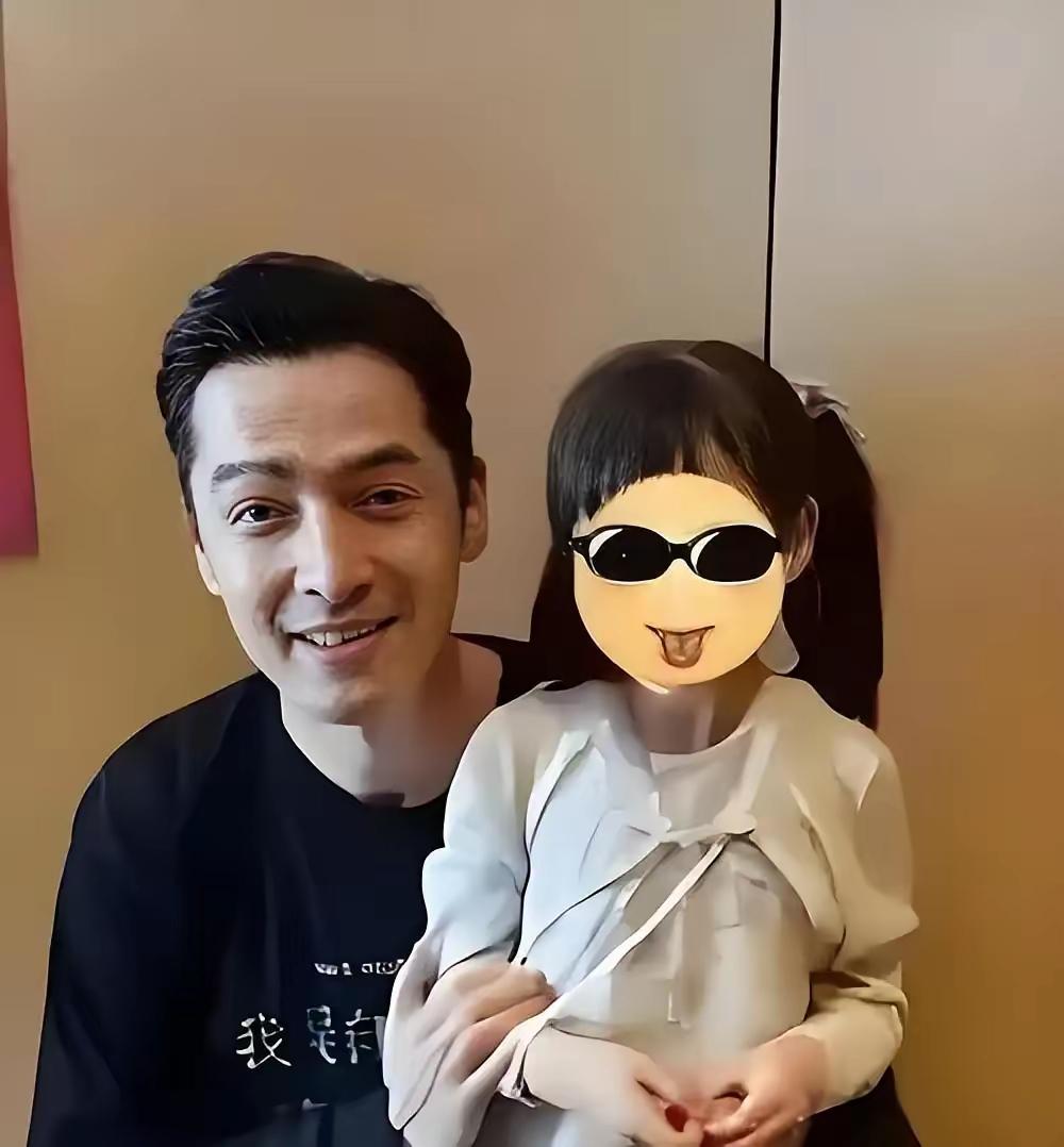 世间万般欢喜，何物能及骨肉绕膝之乐？荧幕上叱咤风云的胡歌，褪去光环，不过是个心甘