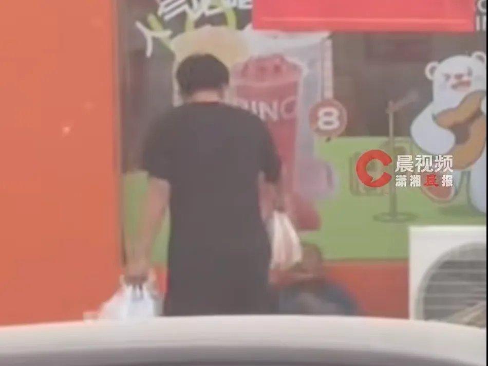 山东潍坊，一个高三男生，干了一件好事 ，让不少成年人都感到汗颜。

事情是这样的