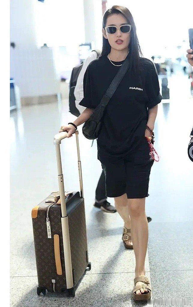 看到蒋依依这机场图，瞬间就不身材焦虑了[允悲] ​​​