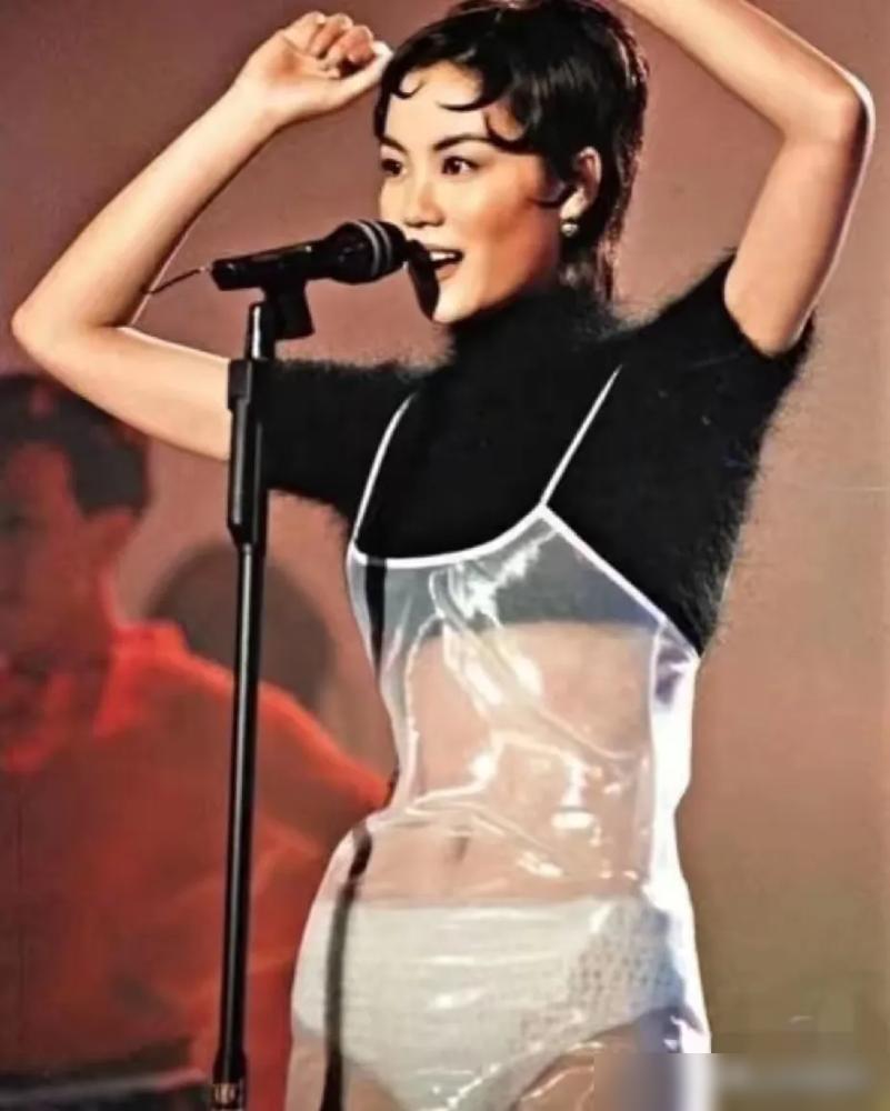 王菲俩女儿的颜值，网友又吵翻了！
窦靖童今年29岁，完全随爸窦唯，走中性酷飒风