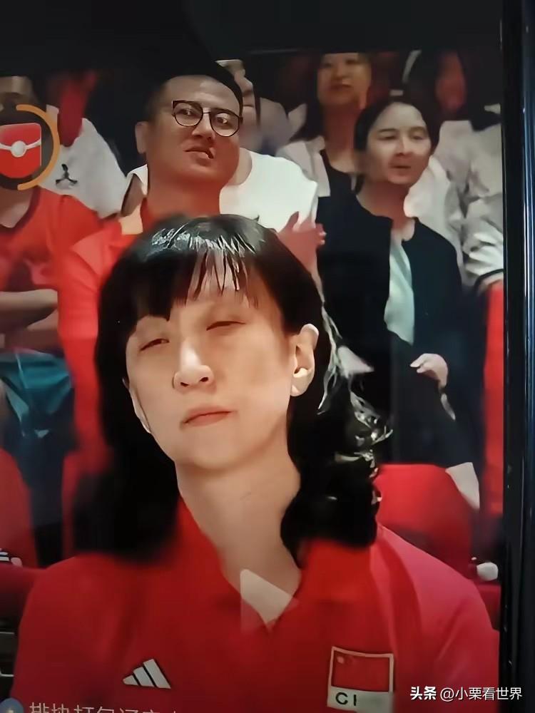 传奇代传奇领奖，昨晚曼谷这场颁奖礼，直接把中国女排的排面拉满了。
昨晚亚排联首届