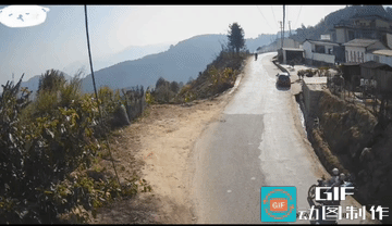 白车转弯大，属于占道行驶了。
骑车的男子是个老实人，被撞倒后，毫不犹豫的就站了起