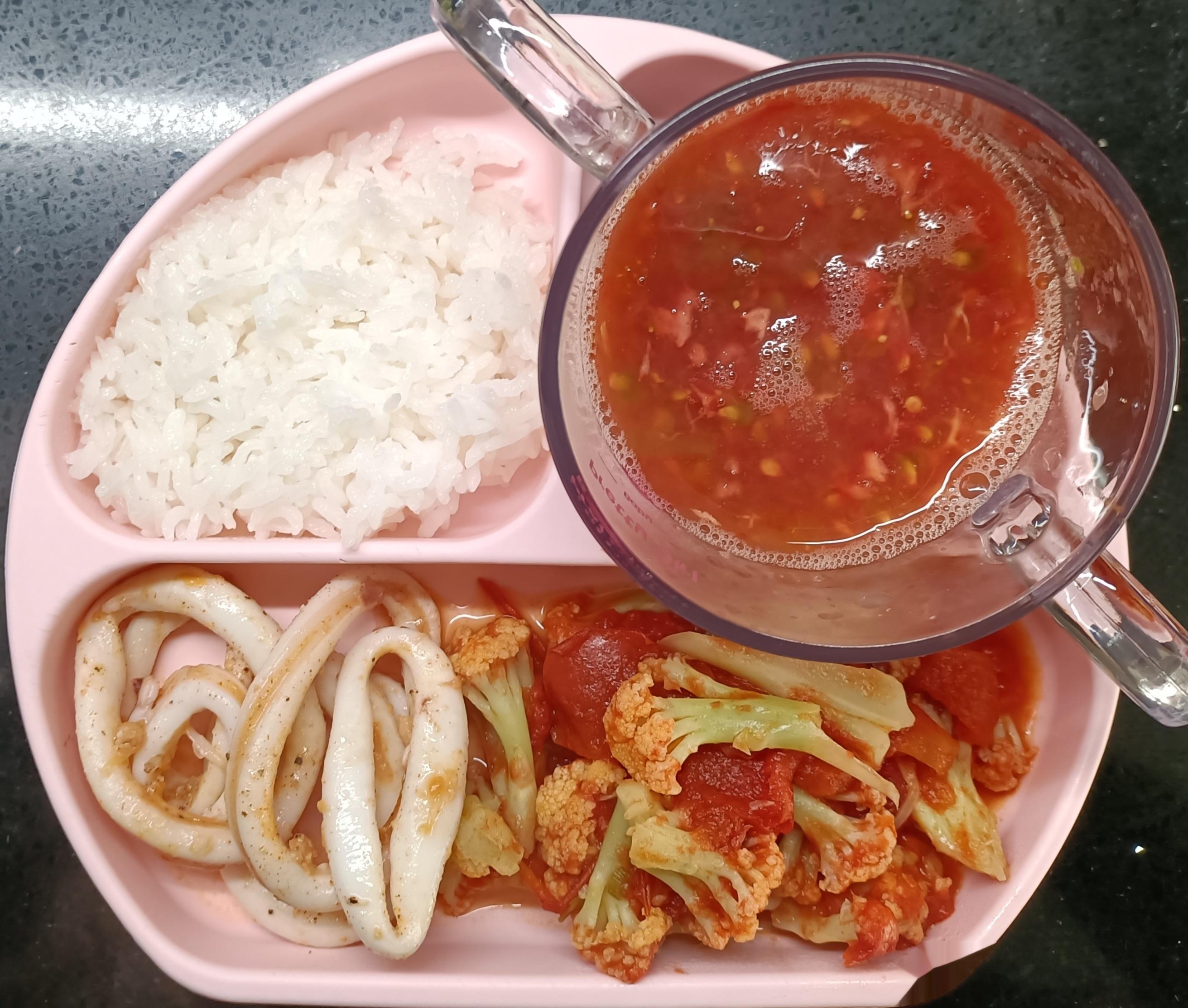 #糖糖的饭饭##科学育儿营养护航# 昨天午餐：米饭，烤鱿鱼，番茄菜花，番茄果肉汁