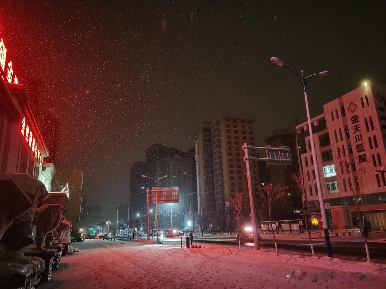 今天乌市又迎来了一场下雪天气，同时也是考验清雪部门清雪效率和考验驾驶人、行人在恶