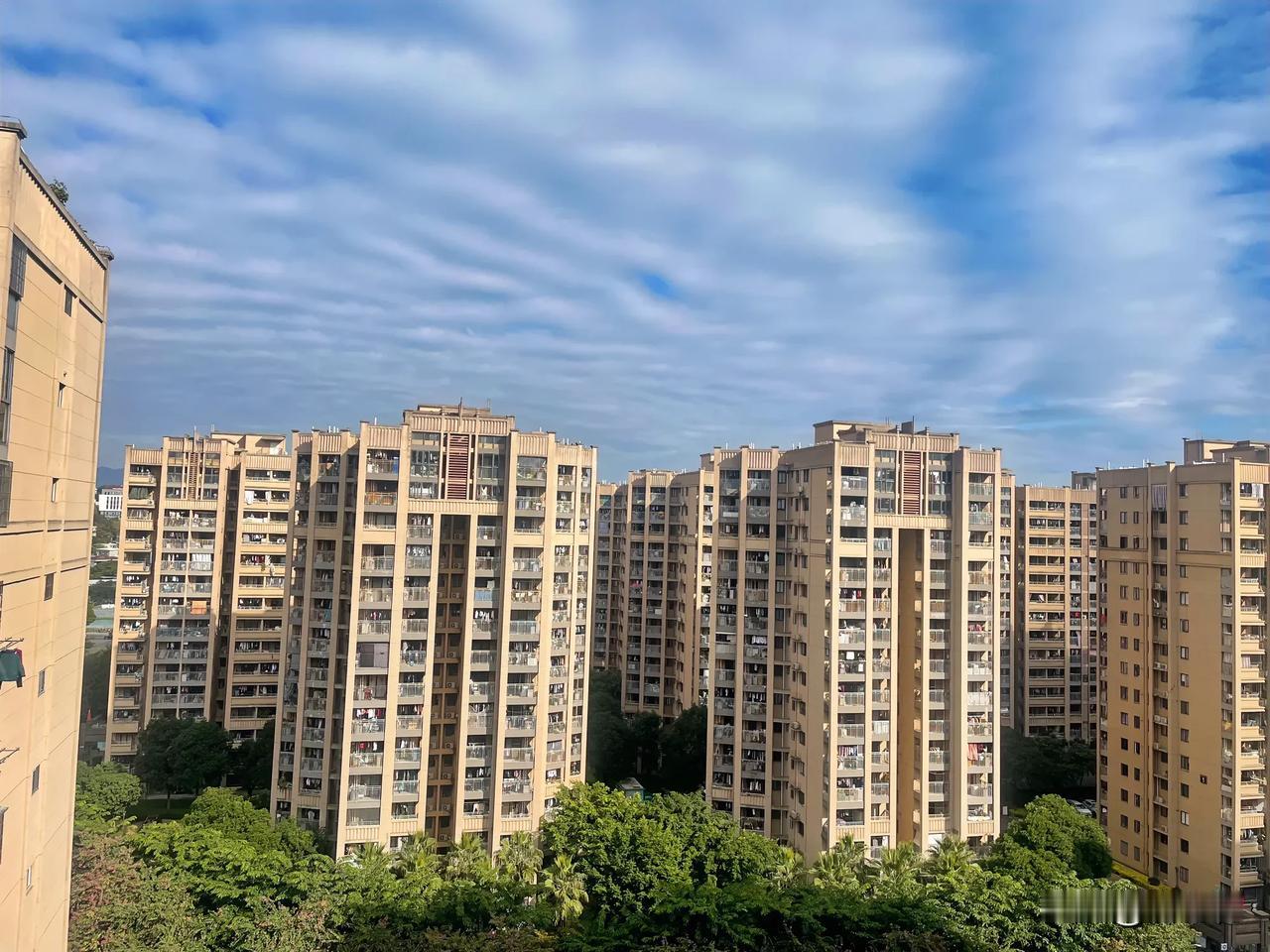 一个奇葩的人说：这个小区房子像fm，妈呀，想象力真丰富，每天站在窗户往外看到这个