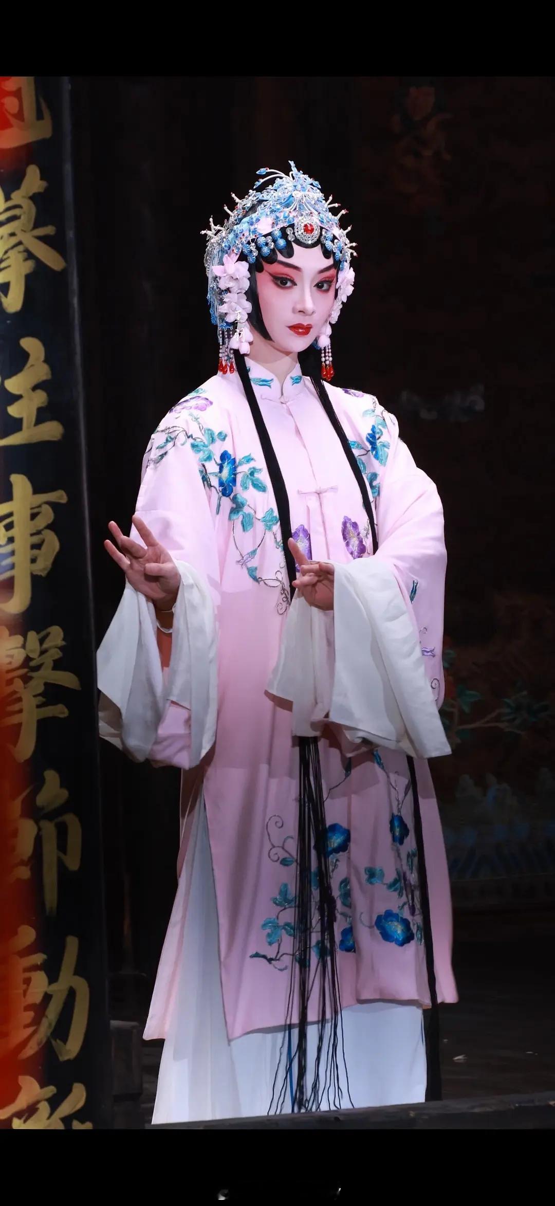 哇趣，周洁琼玉簟秋戏曲妆，可塑性挺强的 