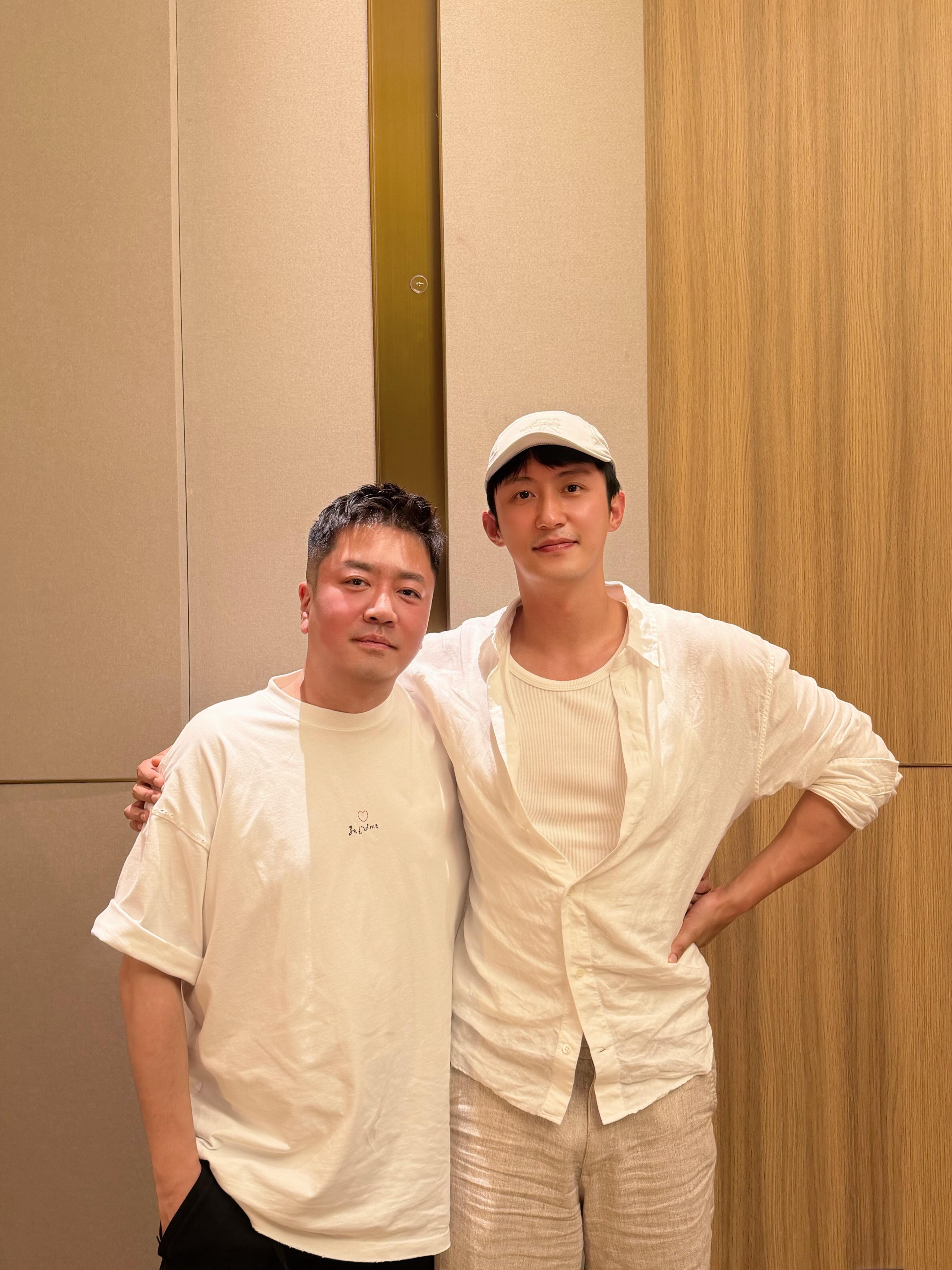 黄景瑜︱《明川有知夏》︱探班合影系列20260610刚回剧组，就有朋友来探班了?