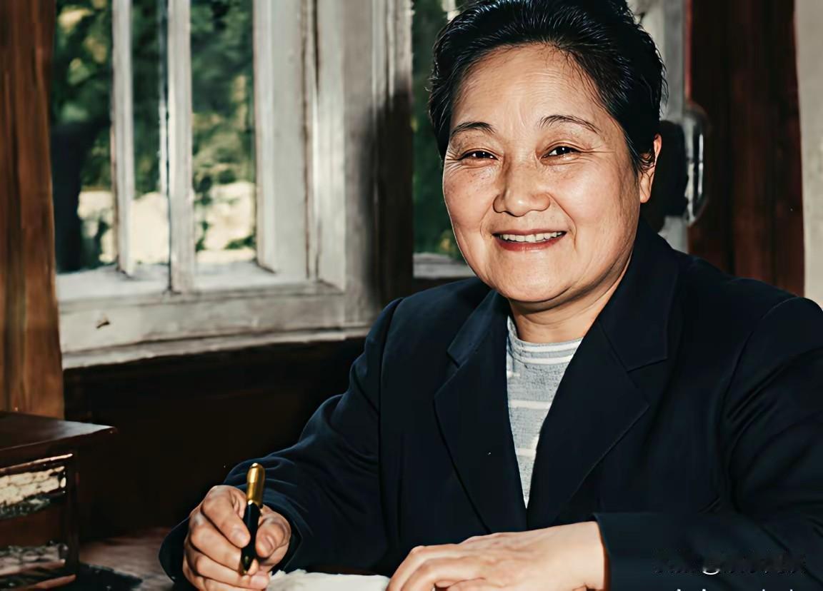 很多人只知晓冯玉祥将军，却忽略了他夫人李德全的传奇人生。她不靠丈夫光环，成为新中