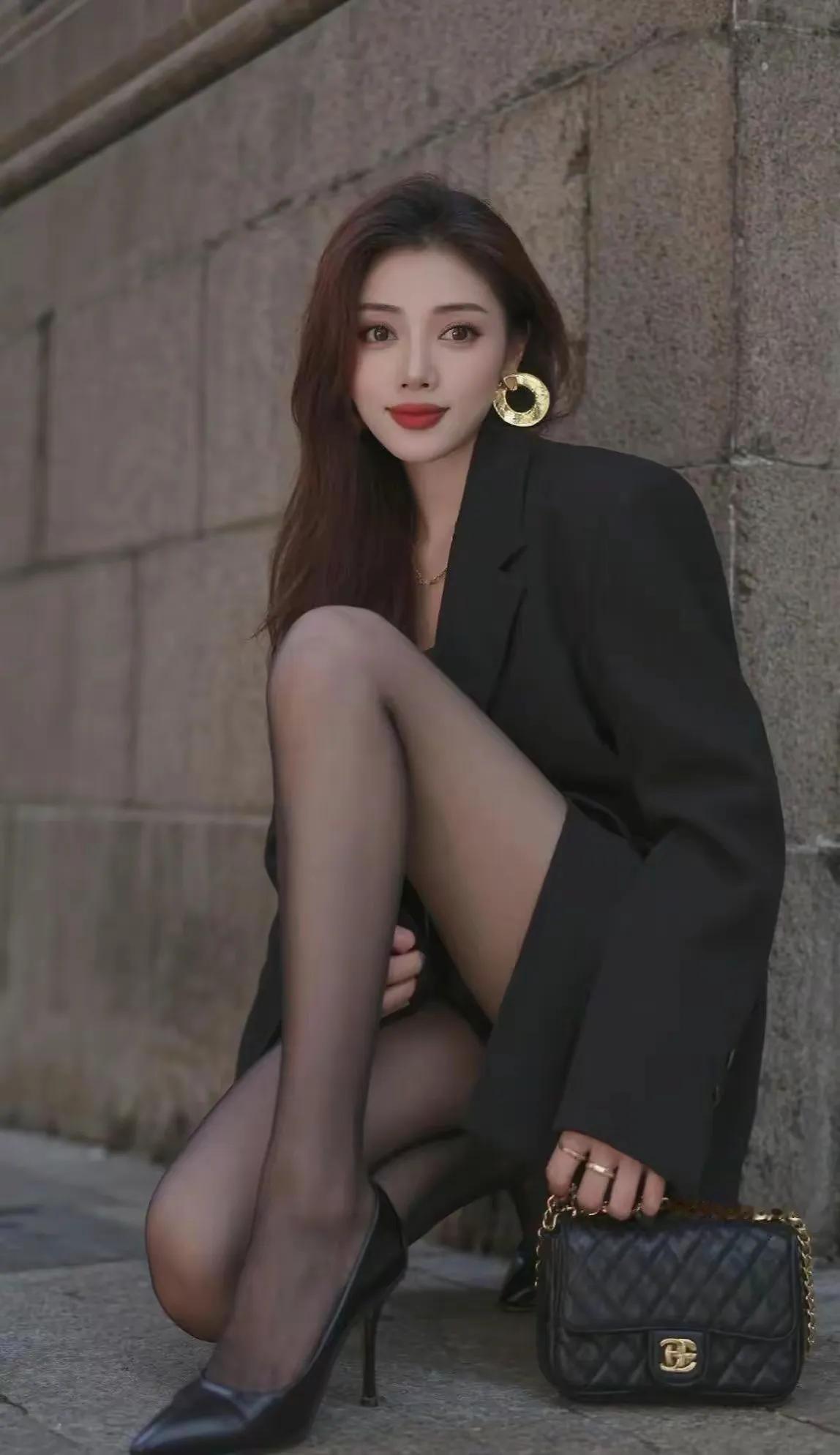 都市女郎的优雅气质，黑色西装搭配高跟鞋，尽显时尚与自信。