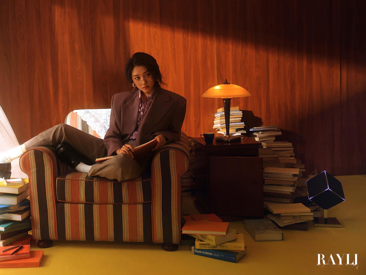 瑞丽开年刊镜头下，关晓彤化身复古书房里的文艺少女，身旁的意大利多曼尼蓝牙音响格外