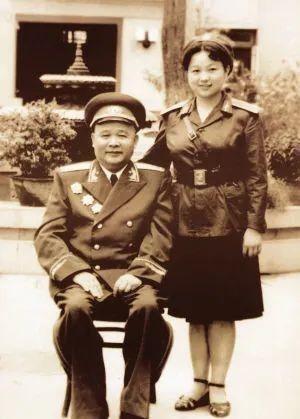 1934年，徐海东身负重伤，喉头被血和痰堵着，呼吸困难，医生们急得团团转，一个女