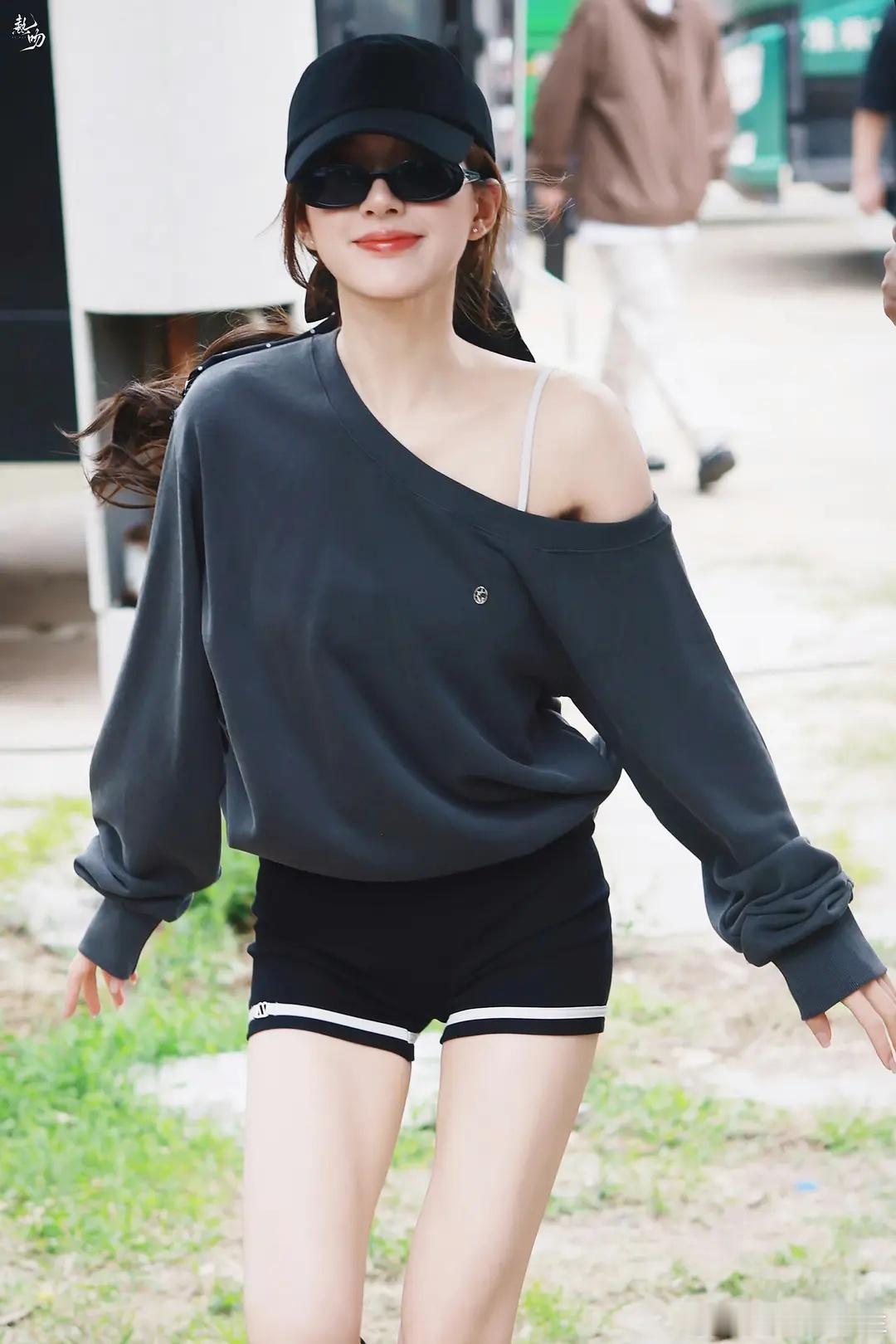 今日份上班的露思宝宝一如既往的让人觉得惊艳呀[爱你][爱你][爱你]#赵露思[超