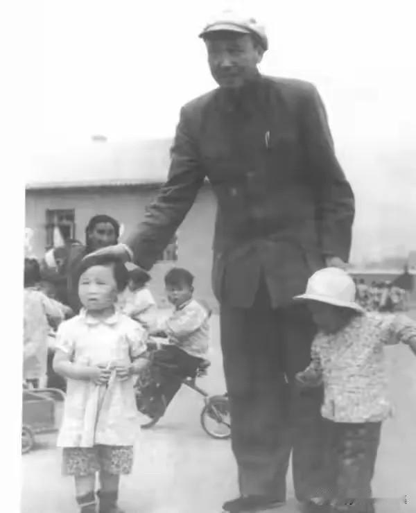 1961年，内蒙古自治区委员会第一书记、内蒙古军区司令员乌兰夫到锡林浩特幼儿园看