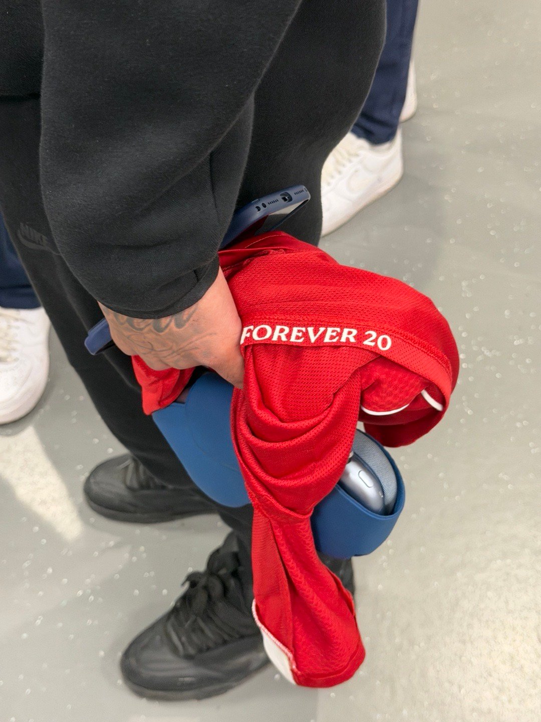 才发现利物浦球员的球衣上印着forever 20，图里是埃基蒂克的球衣 