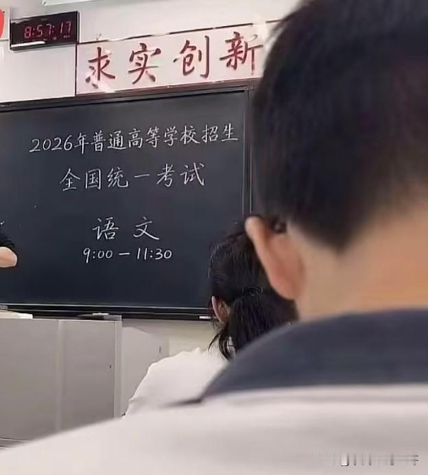 第一场高考语文
今年作文普遍反应很随和
起码接地气
城市孩子和农村孩子都可结合自