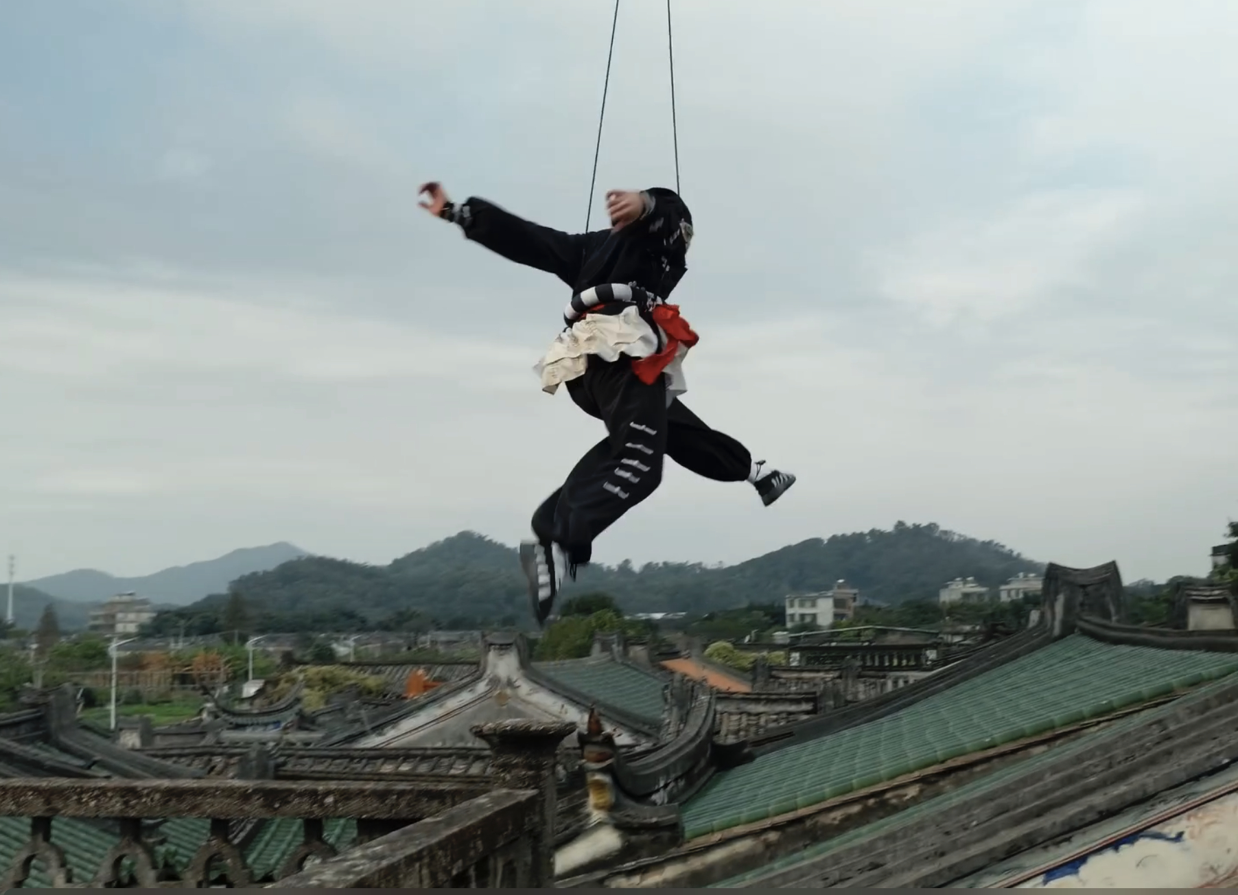 有句话说得好：创新，不是打破传统，而是传递其魂。非遗正被年轻一代用青春之名书写，