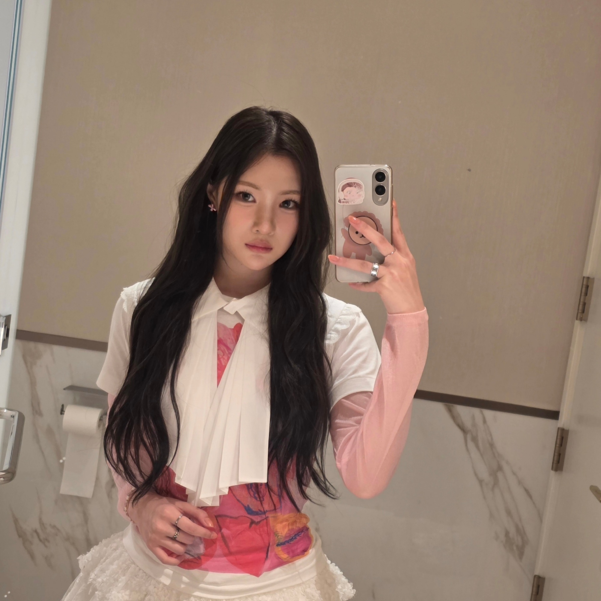 去年的甜美小蛋糕今年变成了拥有绝世俊颜的𡟵𡟵这么一对比真的瘦了很多但是也越来