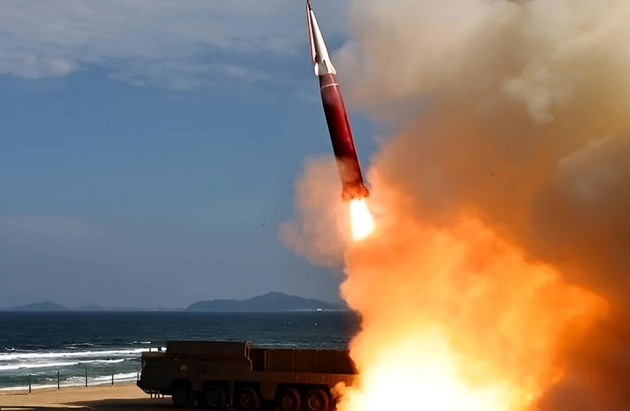 朝鲜试射高超音速导弹，两枚导弹打向日本海，日韩除了谴责，什么也做不了。朝方公开的