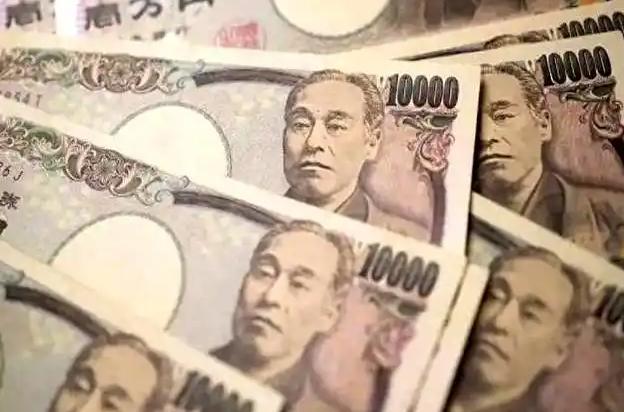 日元持续暴跌，受伤最深的并不是金融市场上的炒客，而是日本社会中最弱势的群体。
伴