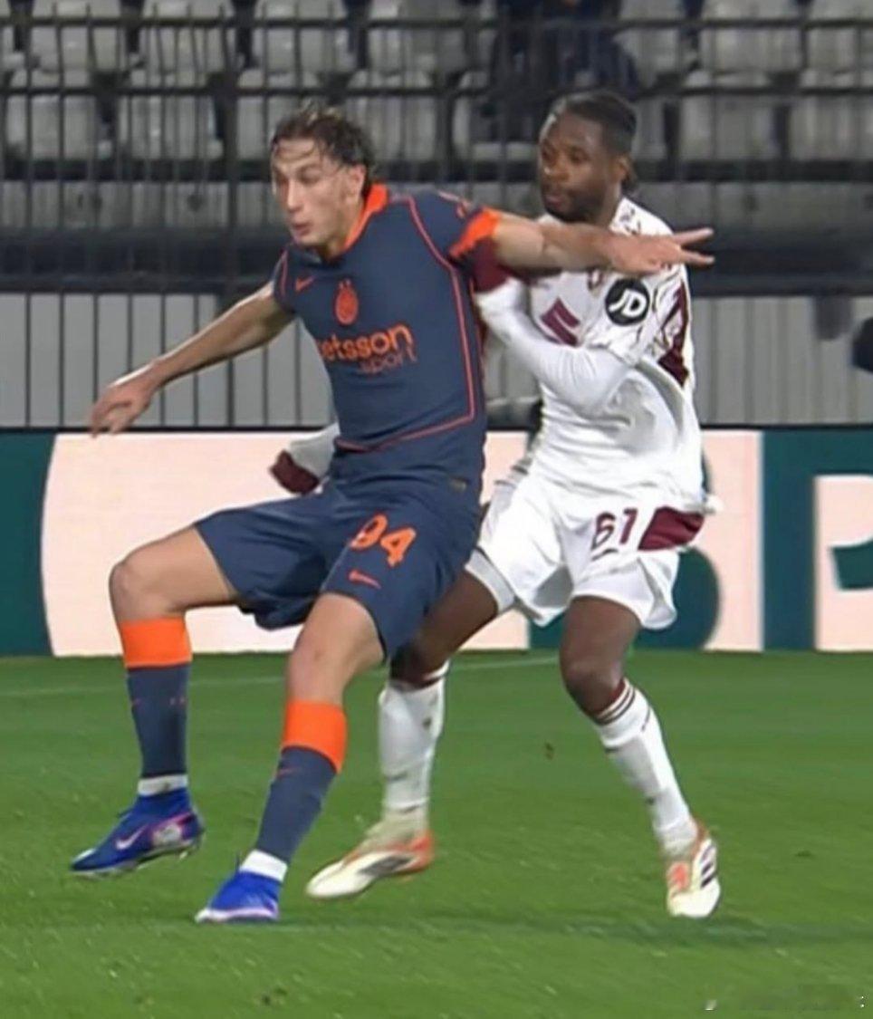 主裁判给皮奥黄牌，本场比赛重大的误判，莫名其妙！国际米兰热点现场意甲